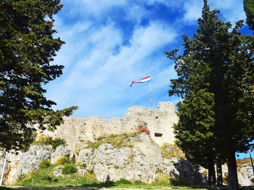 Split Imotski Lakes, Wine Tasting and Peka Lunch Excursion